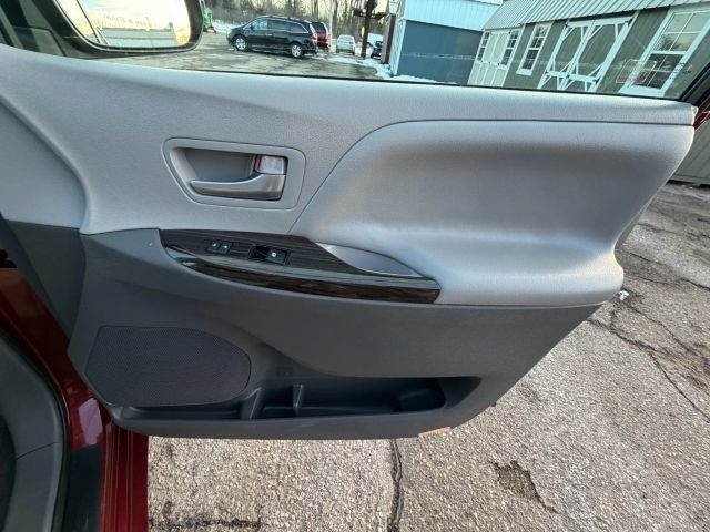 2017 Toyota Sienna XLE 7-Passenger:R2653