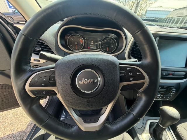 2016 Jeep Cherokee Latitude:R2669