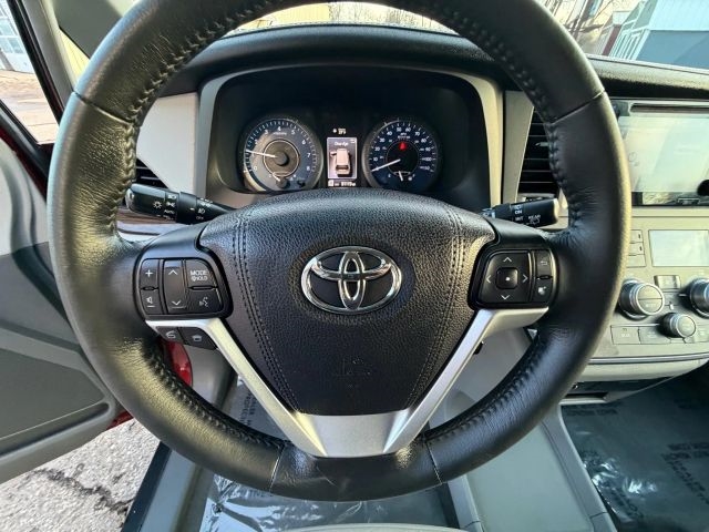 2017 Toyota Sienna XLE 7-Passenger:R2653