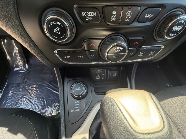2016 Jeep Cherokee Latitude:R2669