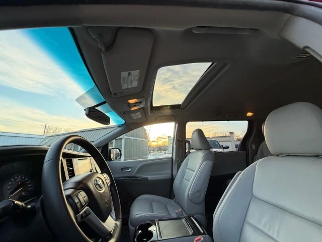 2017 Toyota Sienna XLE 7-Passenger:R2653