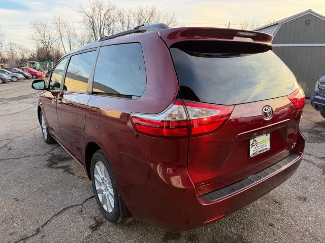 2017 Toyota Sienna XLE 7-Passenger:R2653