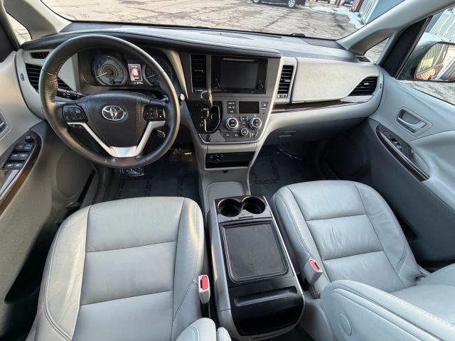 2017 Toyota Sienna XLE 7-Passenger:R2653