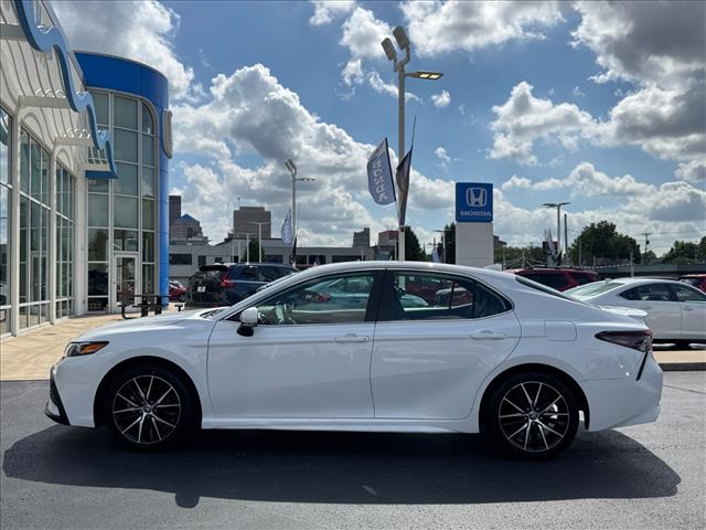 2024 Toyota Camry SE - Photo 8