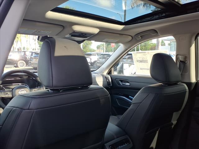 2025 Nissan Pathfinder SL
