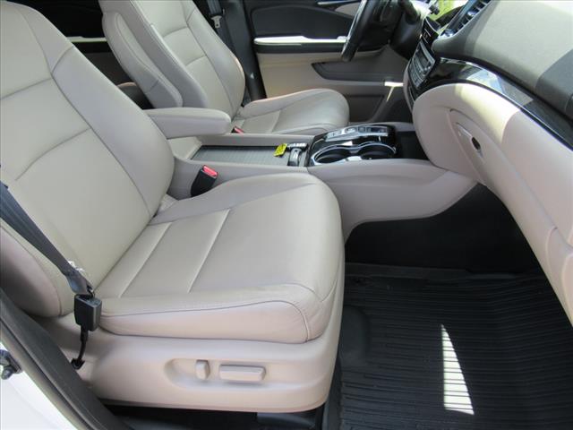 2022 Honda Pilot Touring w/Rear Captain's Chairs