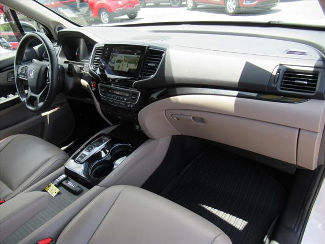 2022 Honda Pilot Touring w/Rear Captain's Chairs