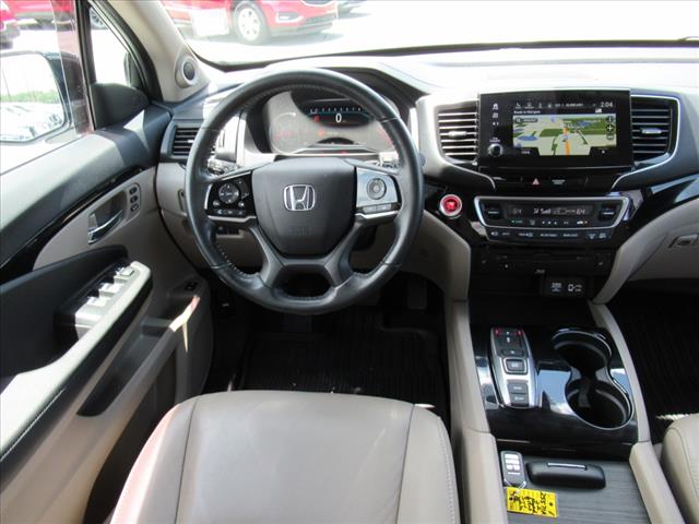 2022 Honda Pilot Touring w/Rear Captain's Chairs