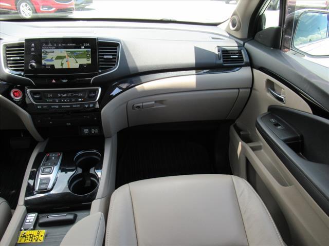 2022 Honda Pilot Touring w/Rear Captain's Chairs