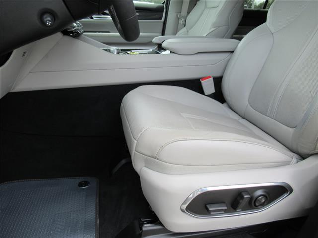 2023 Jeep Wagoneer Base