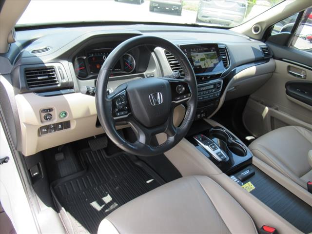 2022 Honda Pilot Touring w/Rear Captain's Chairs