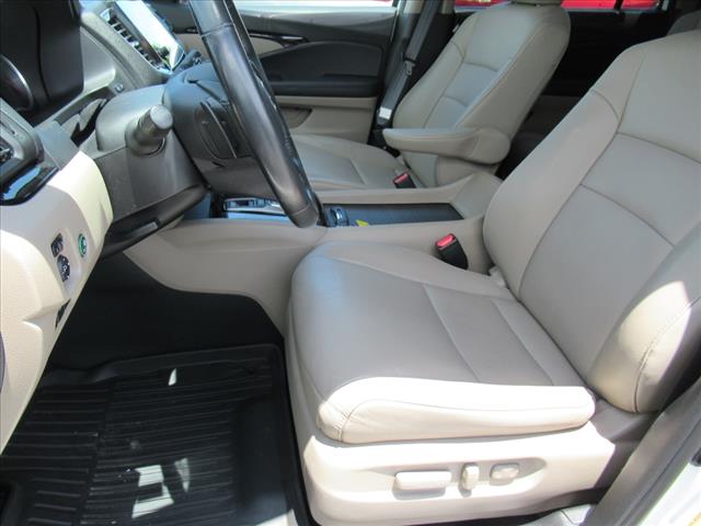 2022 Honda Pilot Touring w/Rear Captain's Chairs
