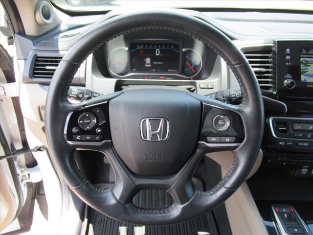 2022 Honda Pilot Touring w/Rear Captain's Chairs