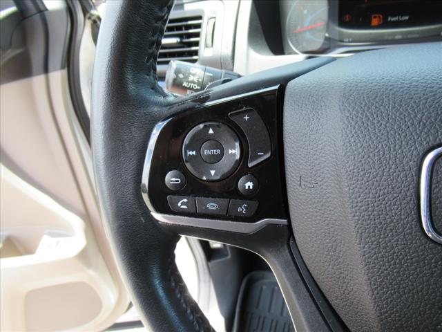 2022 Honda Pilot Touring w/Rear Captain's Chairs