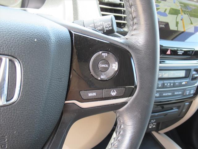 2022 Honda Pilot Touring w/Rear Captain's Chairs