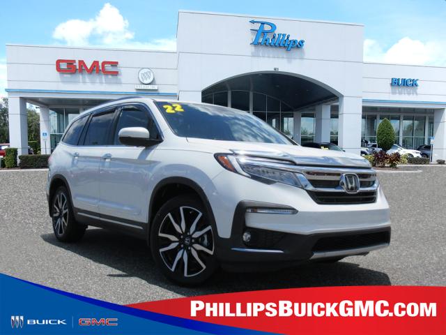 2022 Honda Pilot Touring w/Rear Captain's Chairs