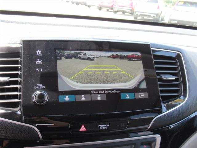 2022 Honda Pilot Touring w/Rear Captain's Chairs