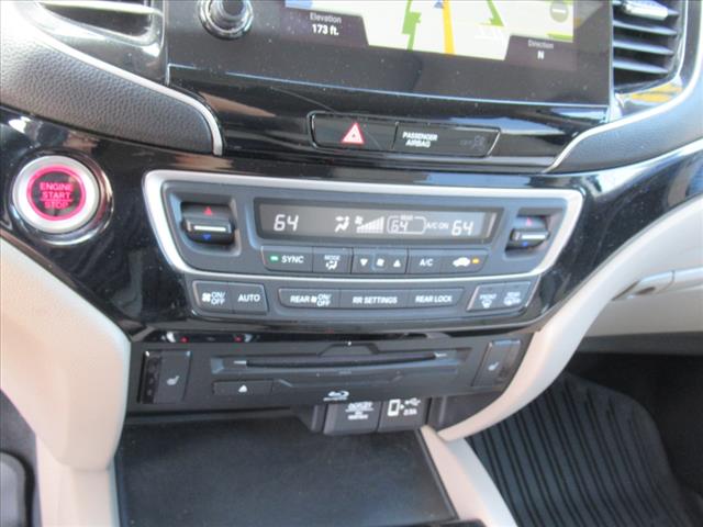 2022 Honda Pilot Touring w/Rear Captain's Chairs