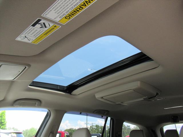 2022 Honda Pilot Touring w/Rear Captain's Chairs