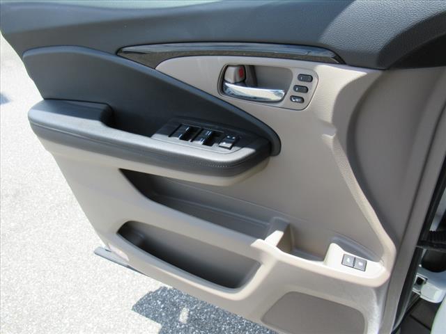 2022 Honda Pilot Touring w/Rear Captain's Chairs