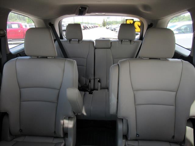 2022 Honda Pilot Touring w/Rear Captain's Chairs