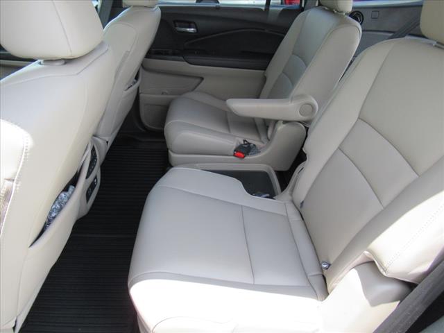2022 Honda Pilot Touring w/Rear Captain's Chairs