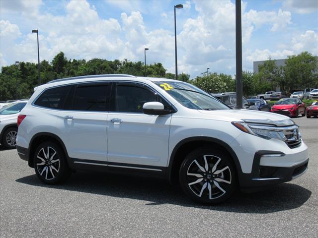 2022 Honda Pilot Touring w/Rear Captain's Chairs