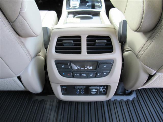 2022 Honda Pilot Touring w/Rear Captain's Chairs