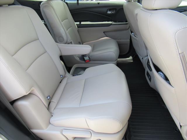 2022 Honda Pilot Touring w/Rear Captain's Chairs