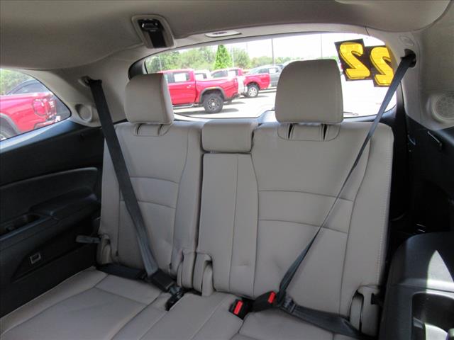2022 Honda Pilot Touring w/Rear Captain's Chairs