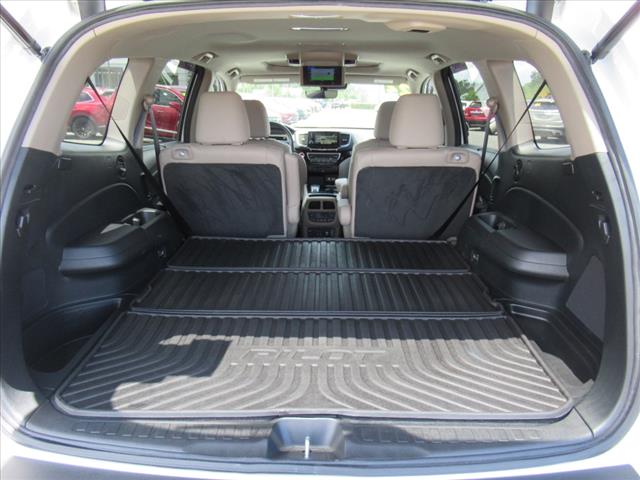 2022 Honda Pilot Touring w/Rear Captain's Chairs