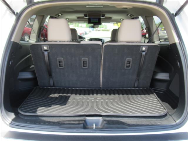 2022 Honda Pilot Touring w/Rear Captain's Chairs