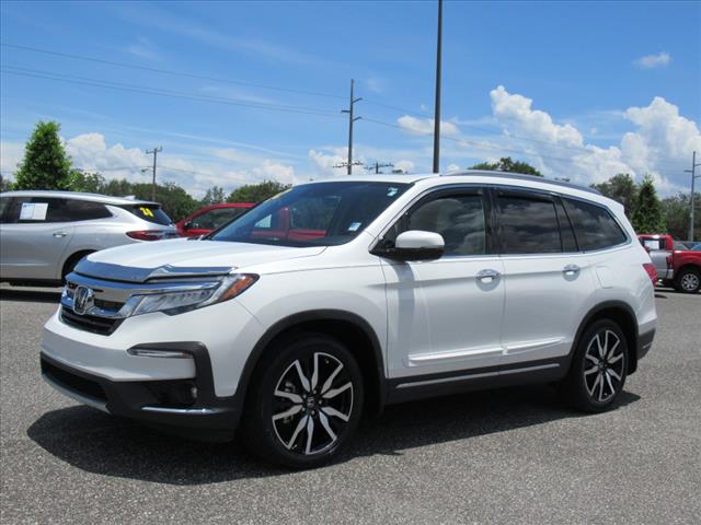 2022 Honda Pilot Touring w/Rear Captain's Chairs