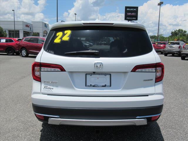2022 Honda Pilot Touring w/Rear Captain's Chairs