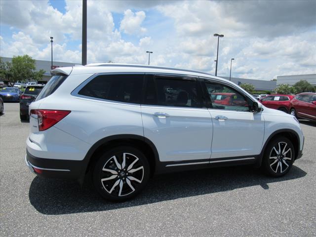 2022 Honda Pilot Touring w/Rear Captain's Chairs