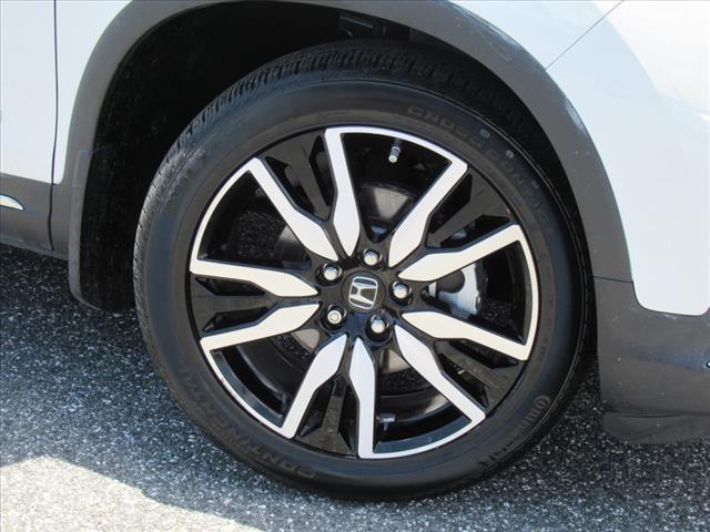 2022 Honda Pilot Touring w/Rear Captain's Chairs