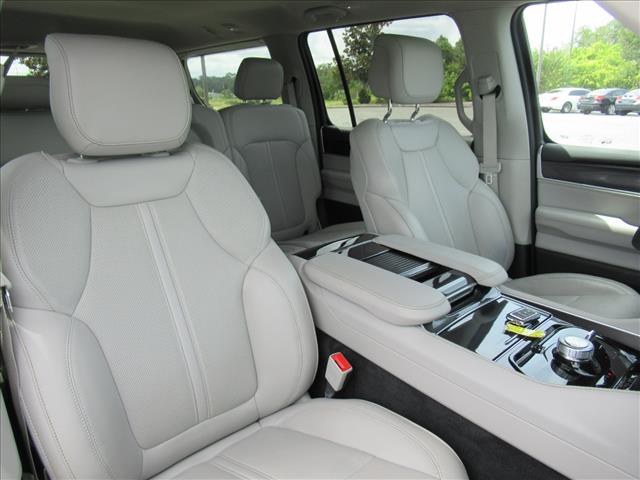 2023 Jeep Wagoneer Base