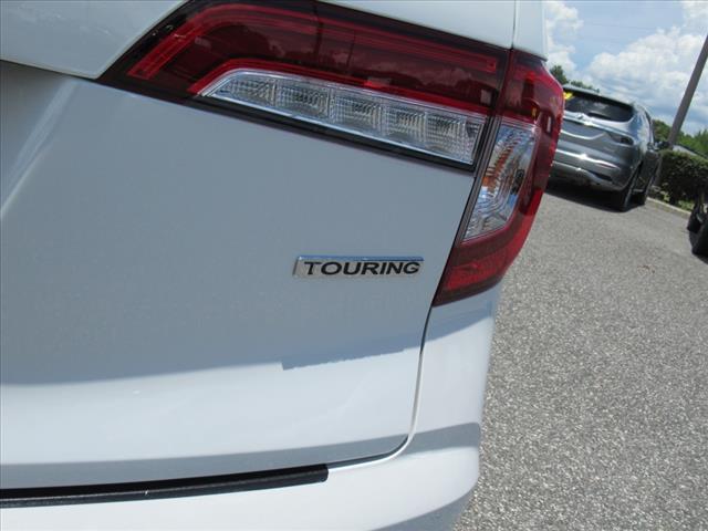 2022 Honda Pilot Touring w/Rear Captain's Chairs