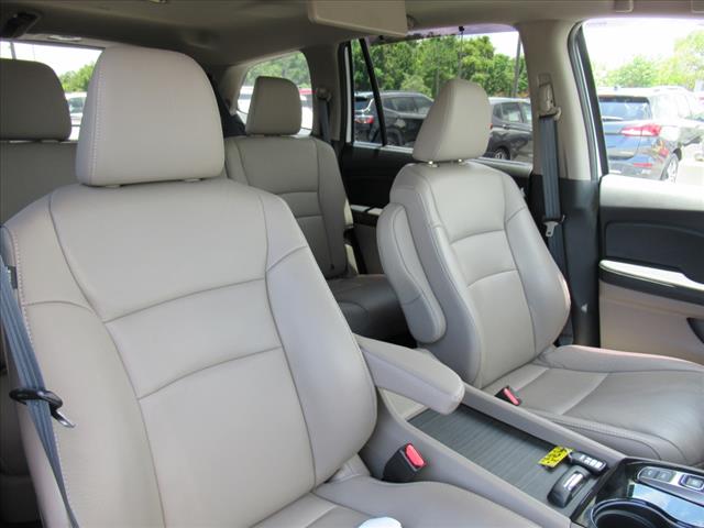 2022 Honda Pilot Touring w/Rear Captain's Chairs