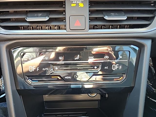 2025 Volkswagen Taos SE Black 4Motion