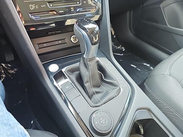 2025 Volkswagen Taos SE Black 4Motion