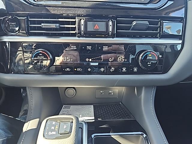 2025 Nissan Pathfinder SV