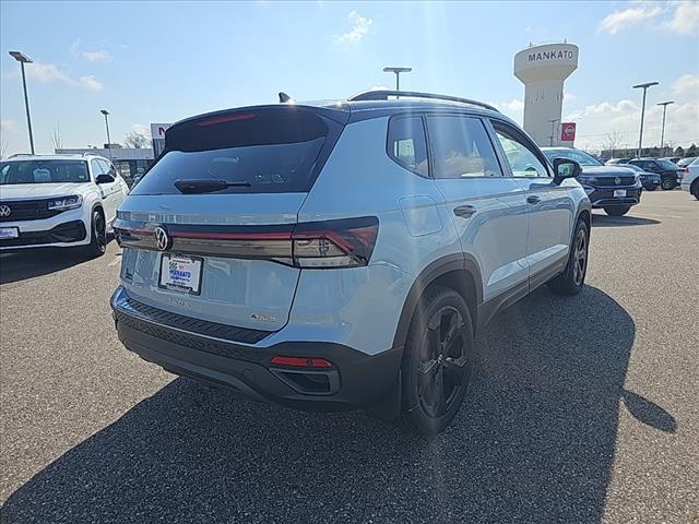 2025 Volkswagen Taos SE Black 4Motion