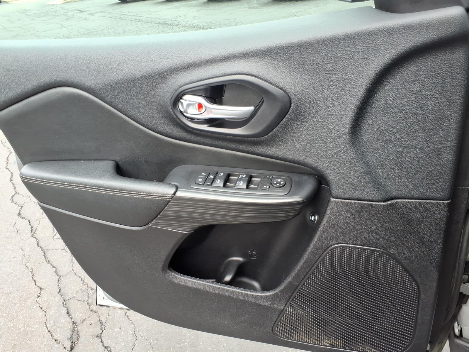 Used 2016 Silver Jeep Limited image 10