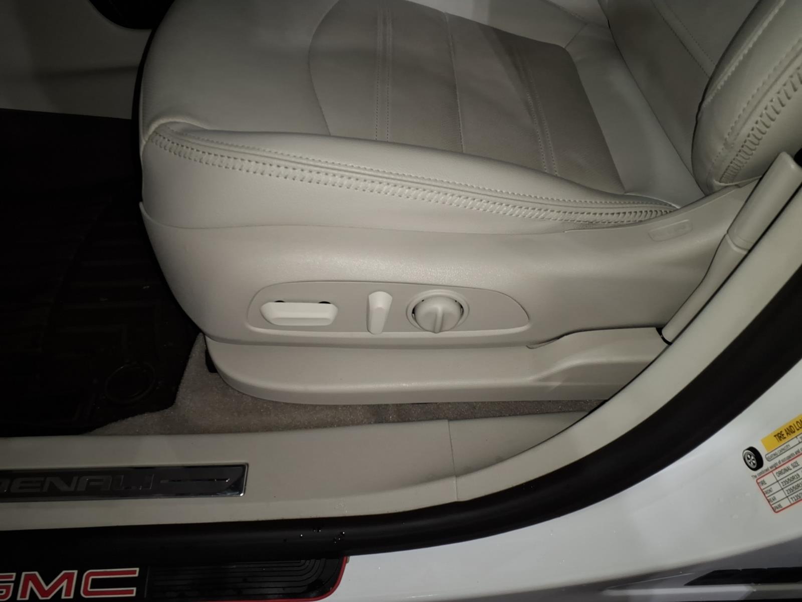 Used 2022 White GMC Denali image 10