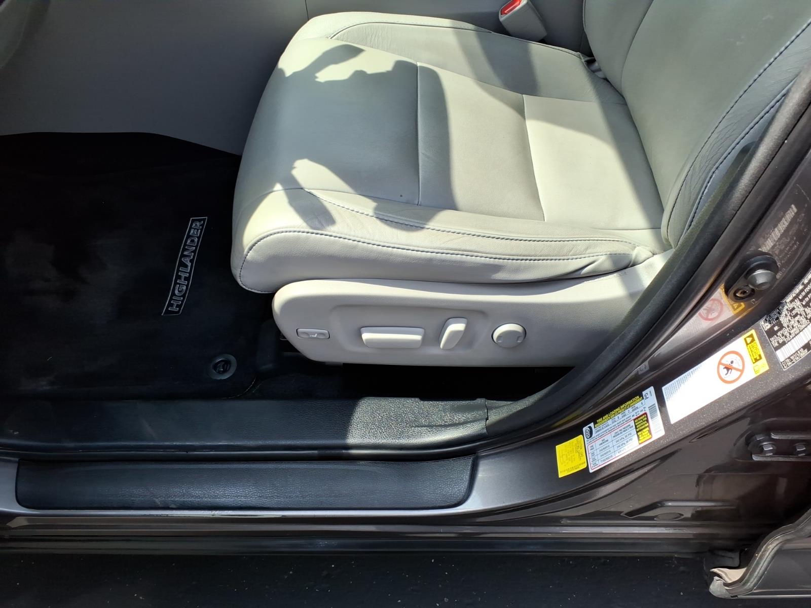 Used 2015 Gray Toyota XLE image 10