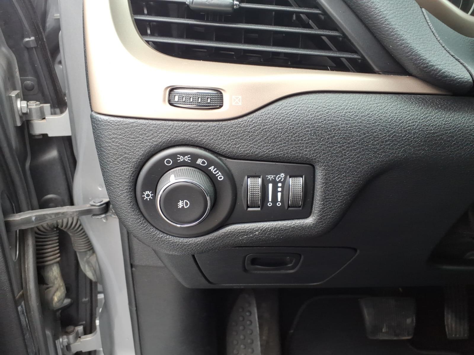 Used 2016 Silver Jeep Limited image 11