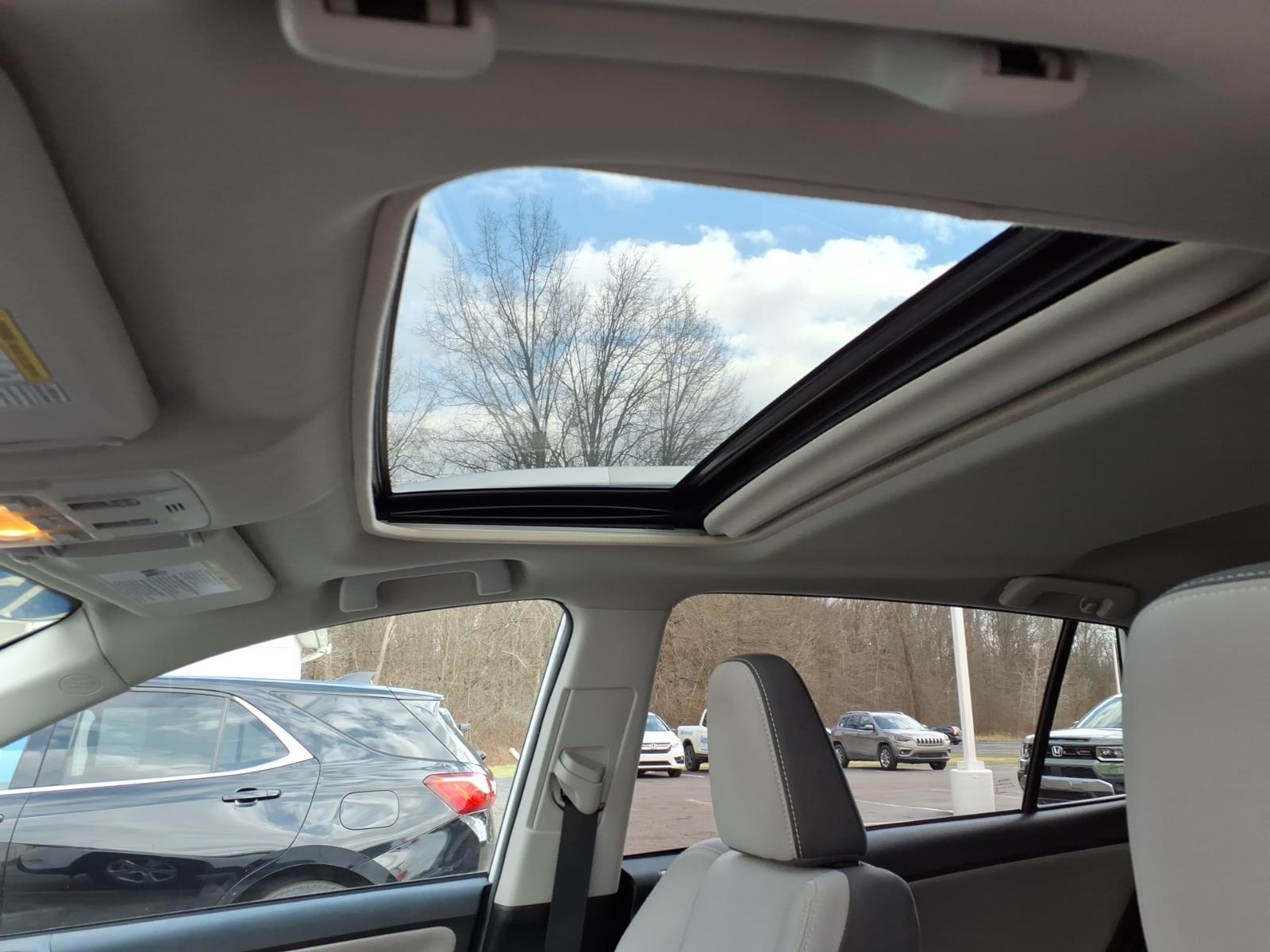 Used 2015 Super White Toyota XLE image 11