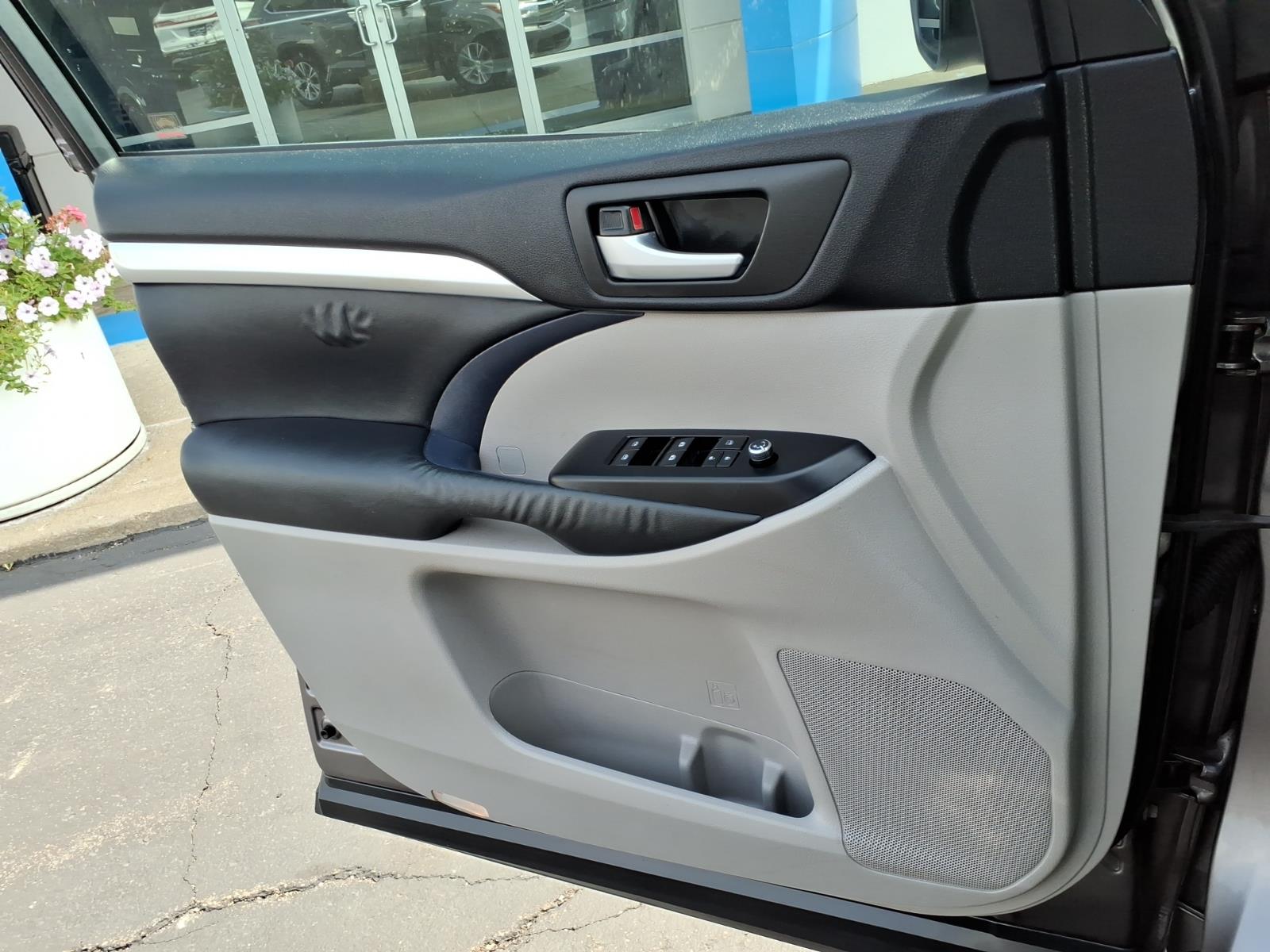 Used 2015 Gray Toyota XLE image 11