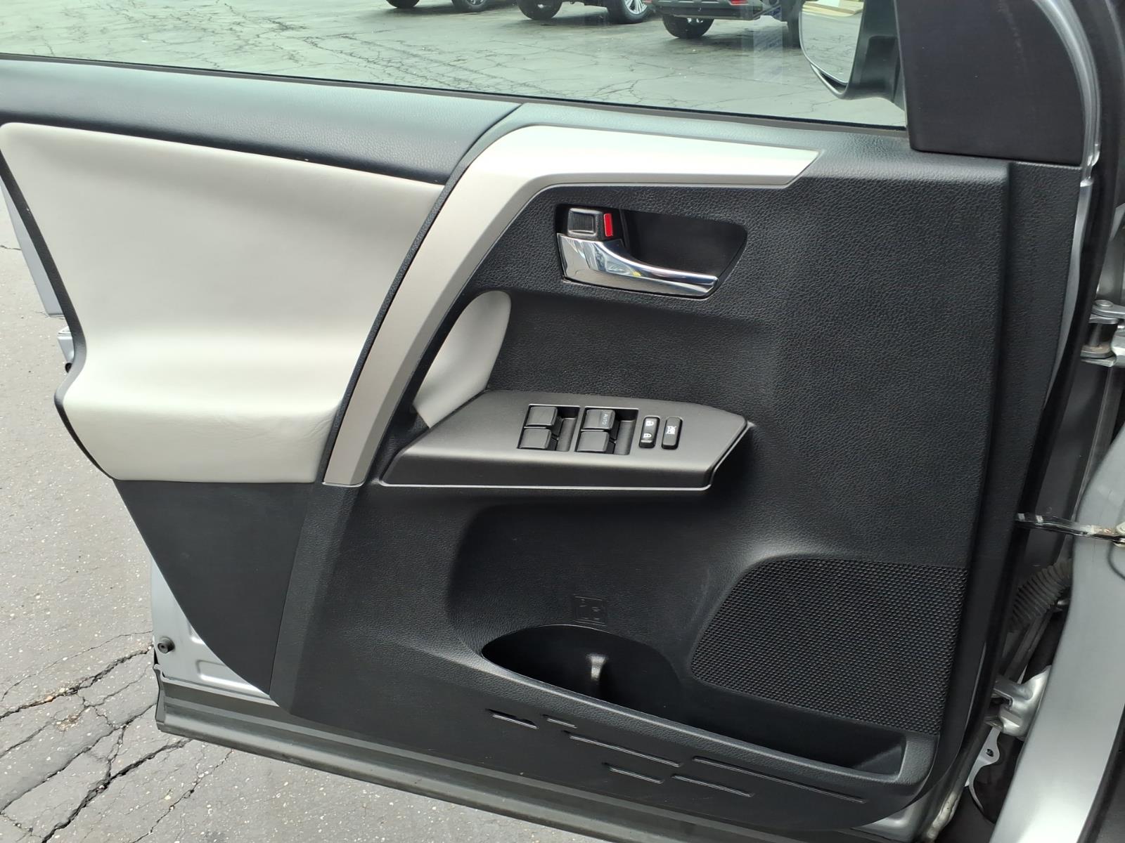 Used 2018 Silver Toyota  image 12